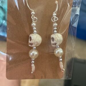 fun pretty beaches halloween skull earrings new !